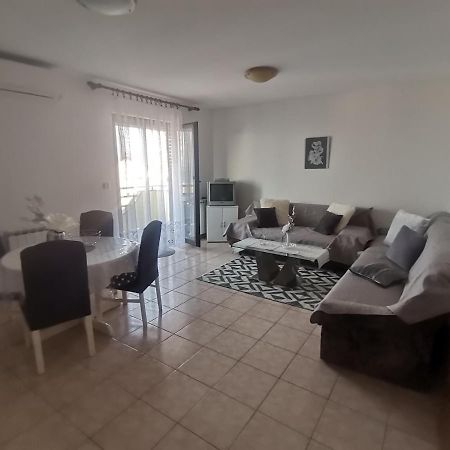 Apartments Petrica Malinska Extérieur photo