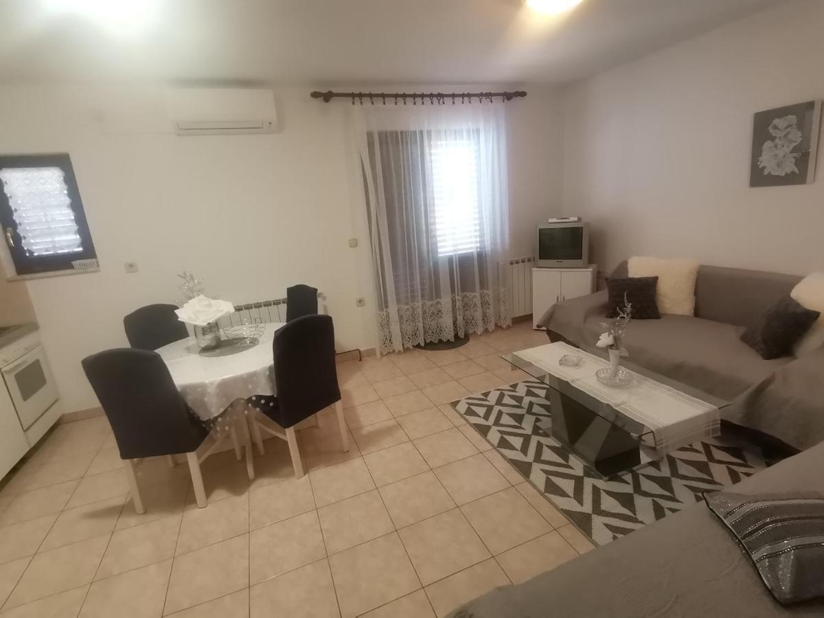 Apartments Petrica Malinska Extérieur photo