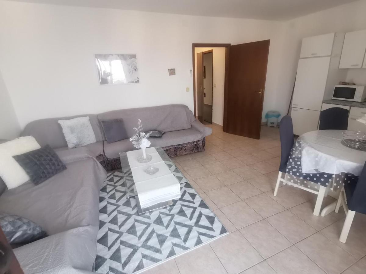 Apartments Petrica Malinska Extérieur photo